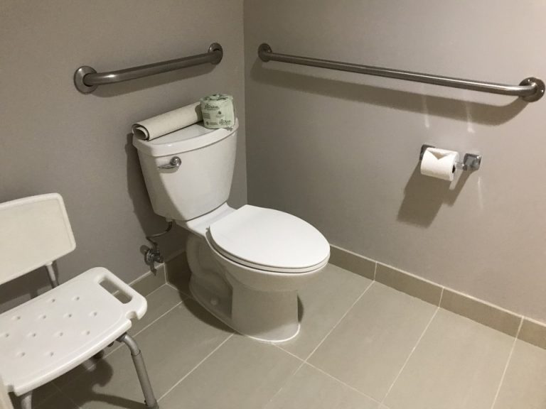 リビング側のトイレと風呂用椅子