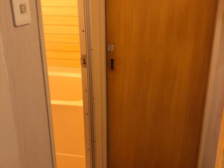 左手お風呂、正面トイレ