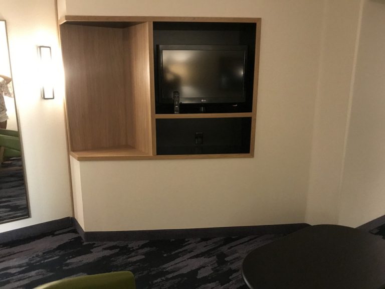 テレビが壁の突っ張りに埋め込まれていました。そのわまりにはスペースがあり持ってきたビールや水やスナックなどを置きました