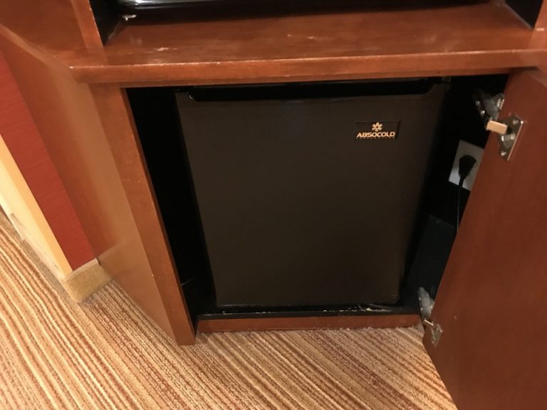 電子レンジの下に冷蔵庫がありました
