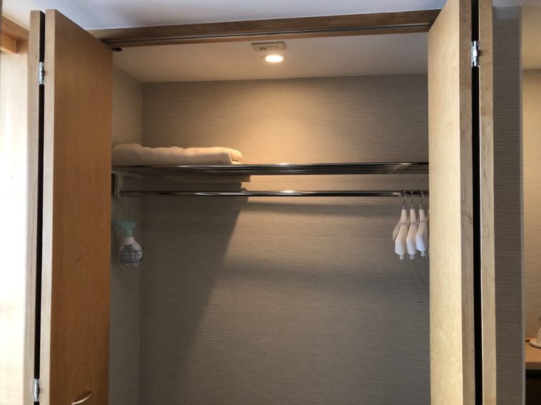 クローゼット外観(開けた状態)(2)