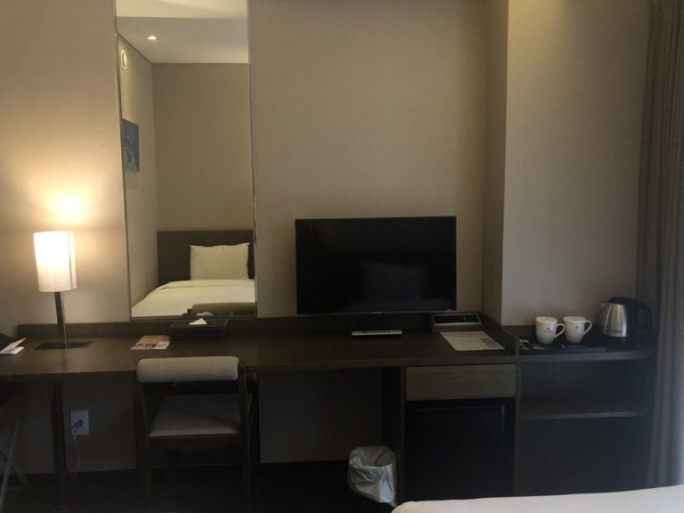 ベッド方向からテレビ