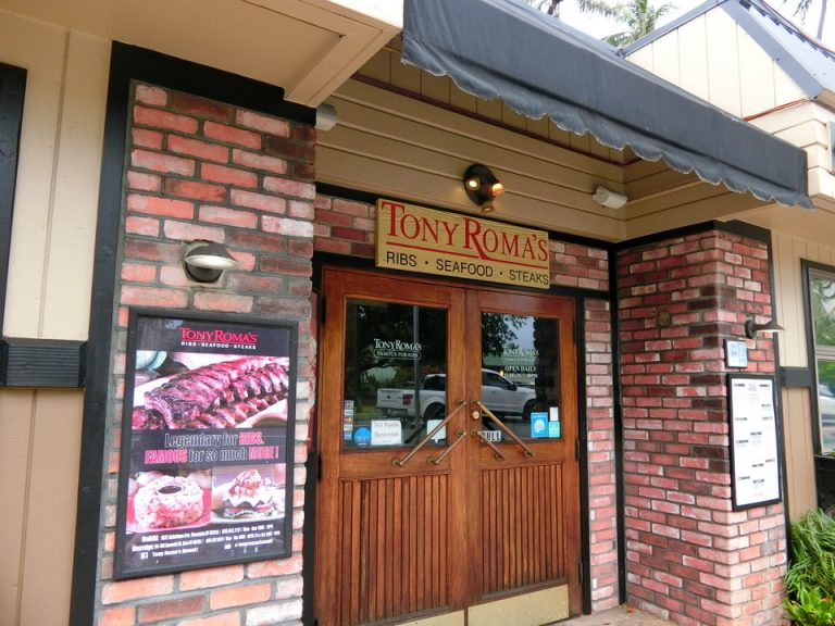 トニーローマ 薄暗いけど営業しています