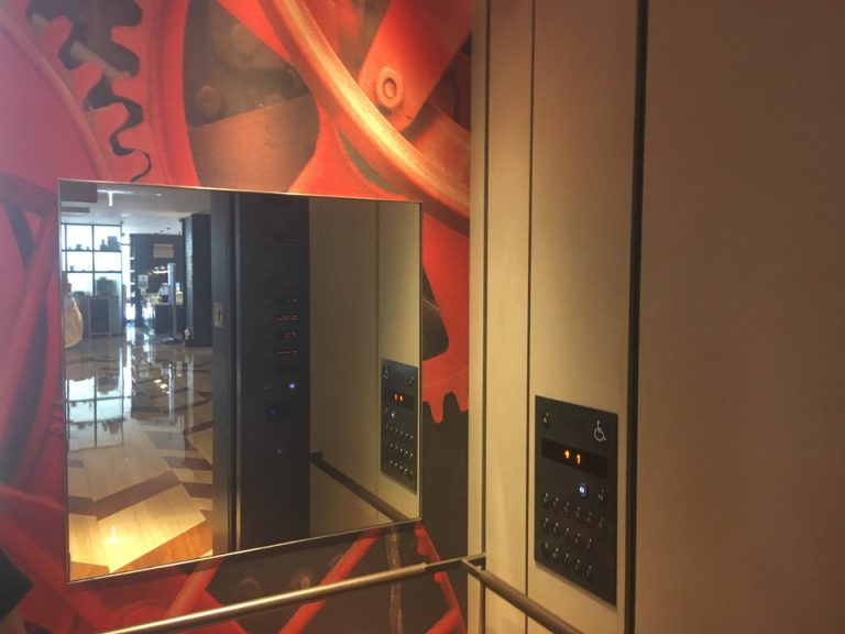 エレベーター内