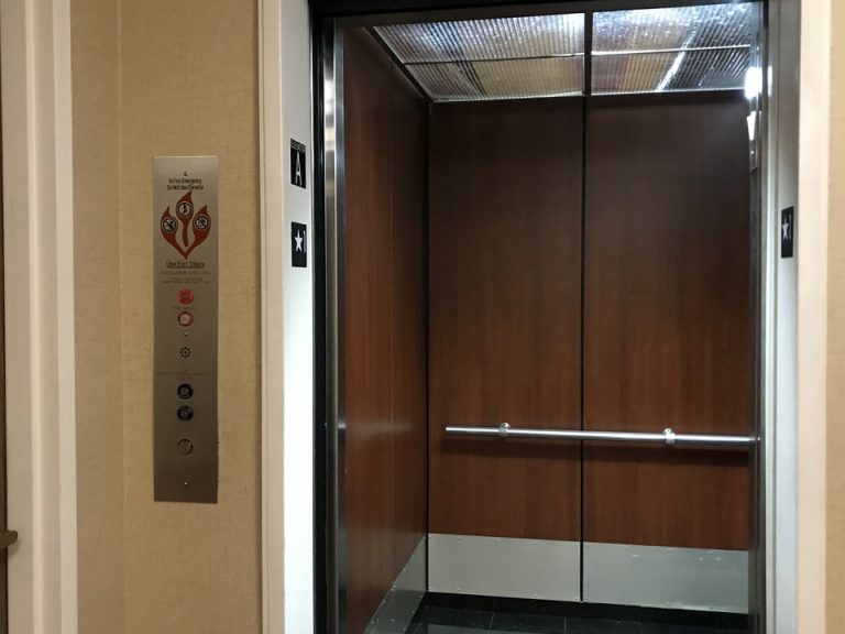 エレベーター内