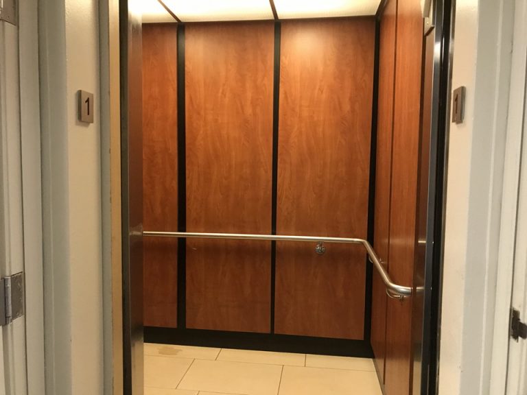 エレベーター内