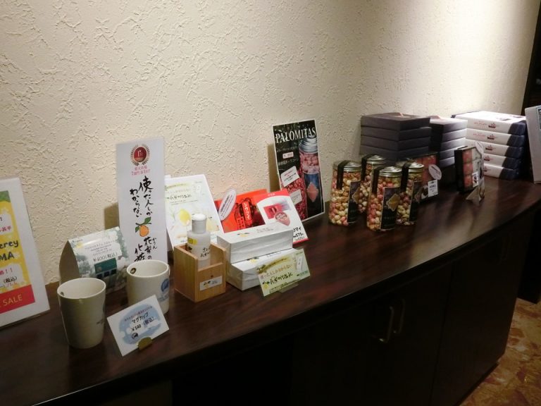 フロント横お土産コーナー(2)