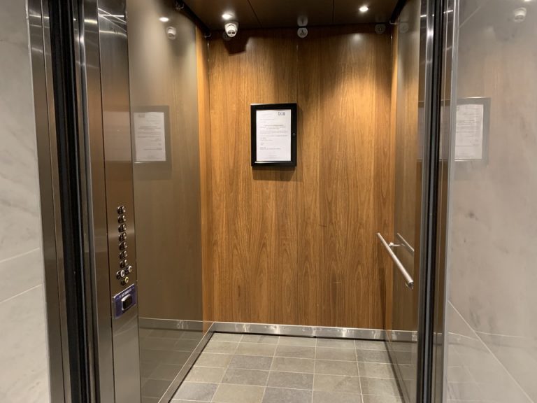 3Aから8階までのエレベーター中