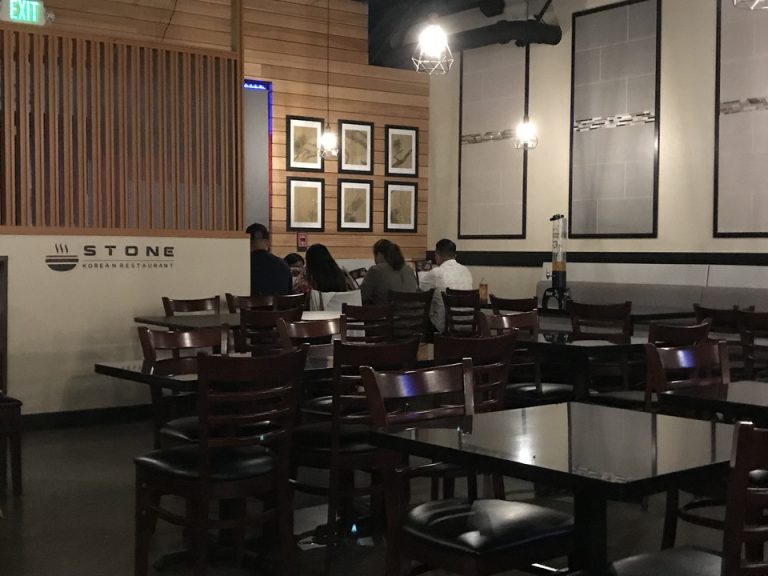 比較的早くに閉まるレストランが多い中遅くまで空いているホテル裏のコリアンレストラン