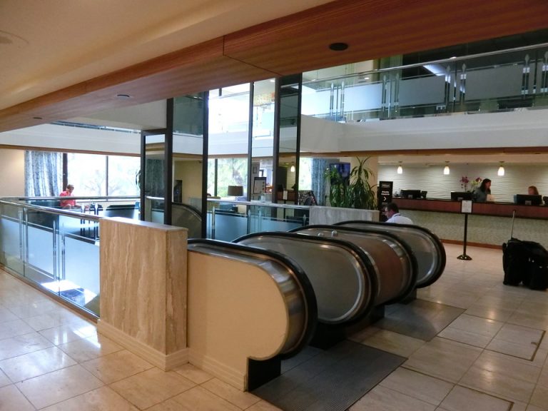 エレベーター側から見たロビー全体