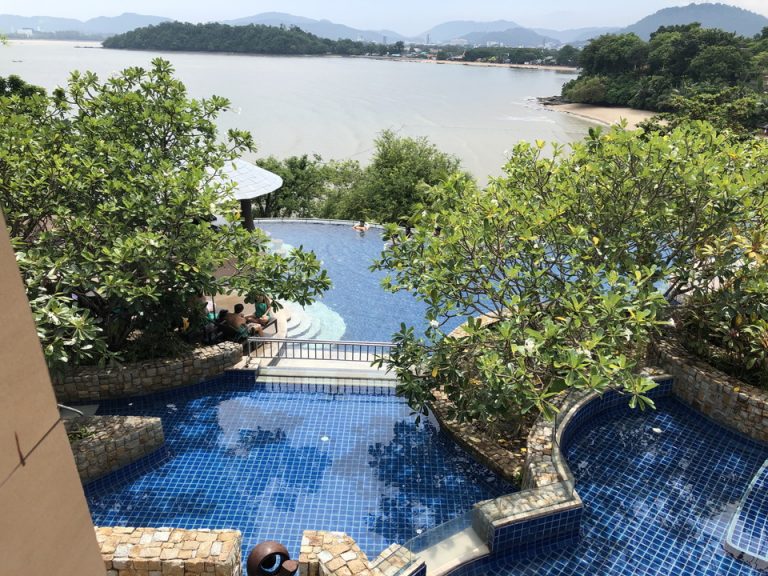 ホテル内プール