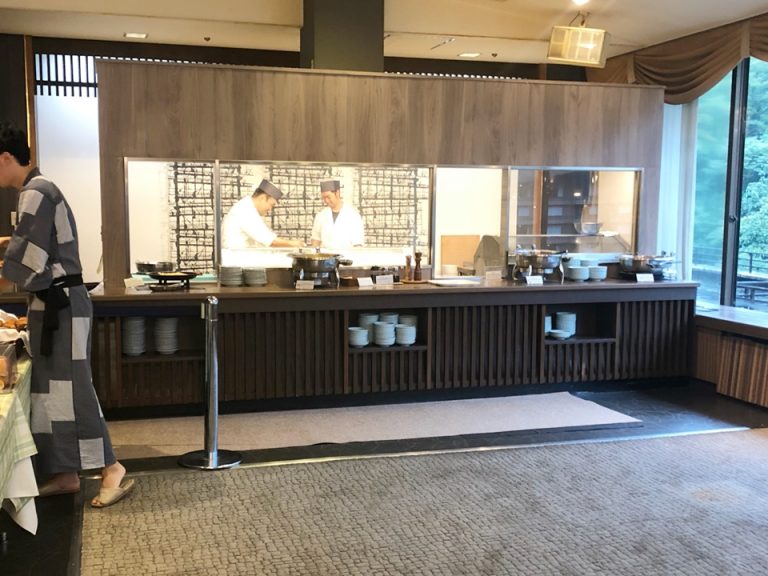 オープンキッチンで卵を焼いていました