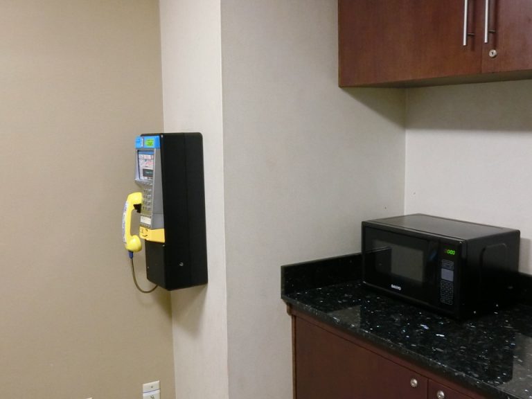 ビジネスセンター内公衆電話・電子レンジ