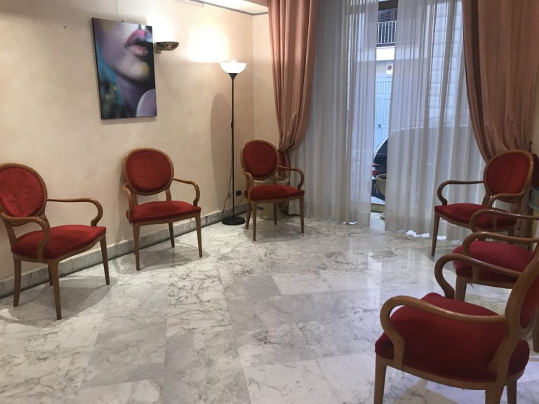 ホテル休憩室 (2)