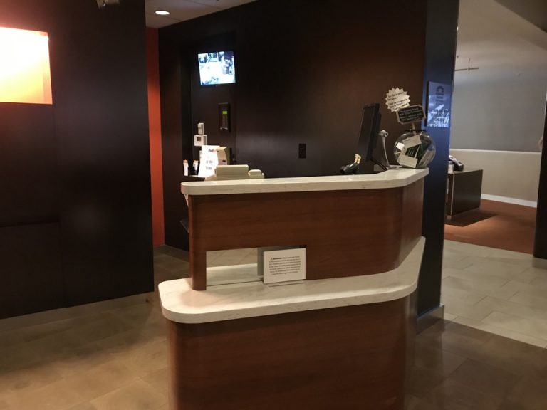 チェックインカウンター