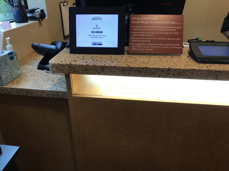 チェックインカウンター