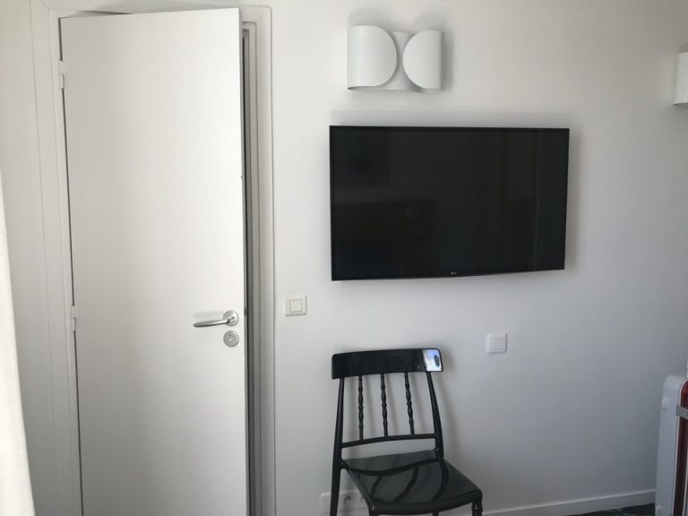 客室 ベッドからのテレビ