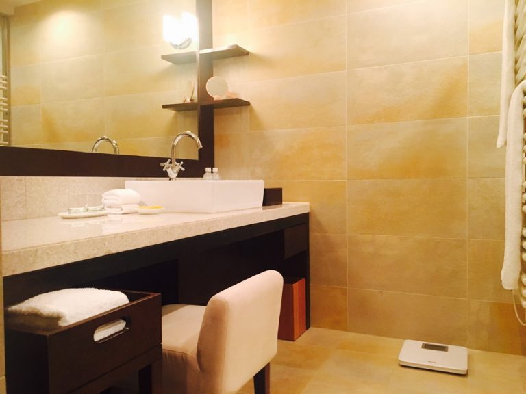 バスルーム入口から全景