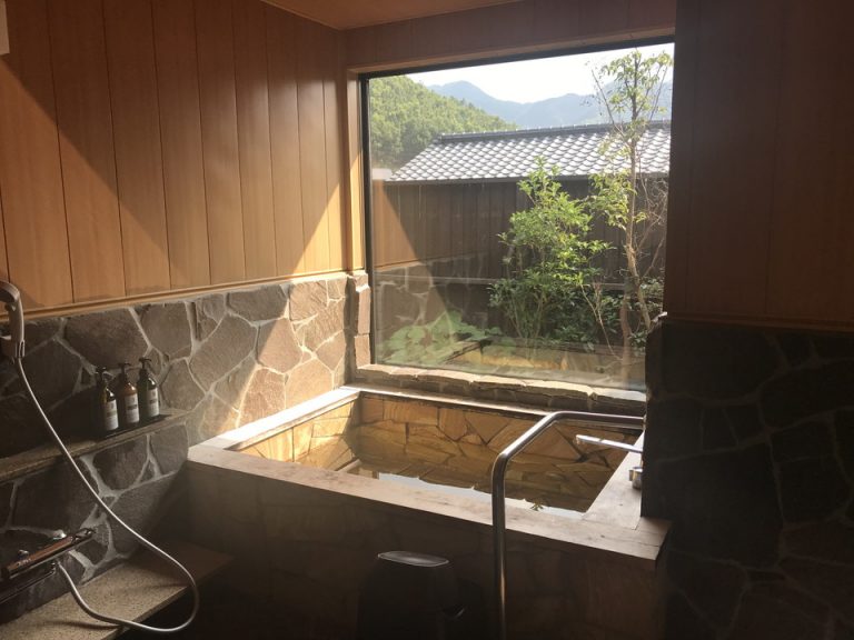 バスルーム入口から全景