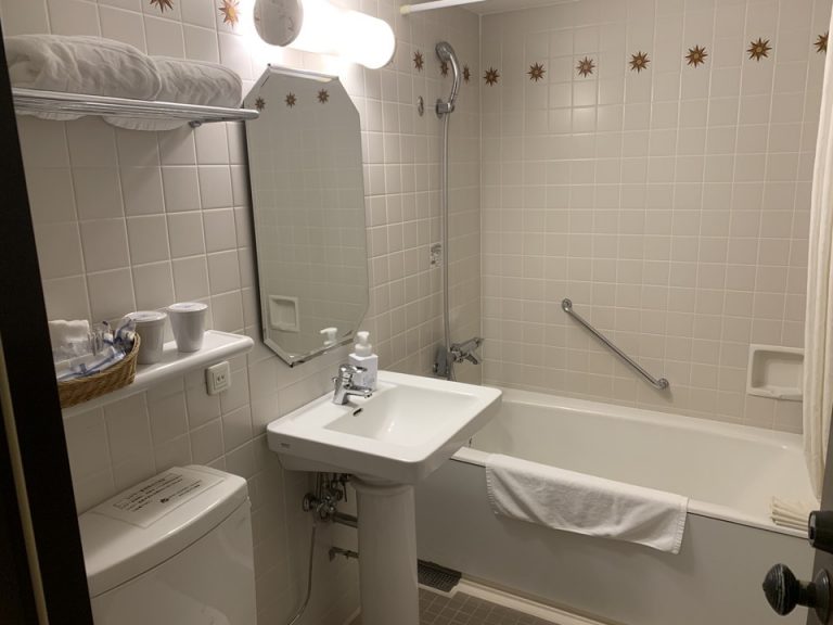 バスルーム入口から全景