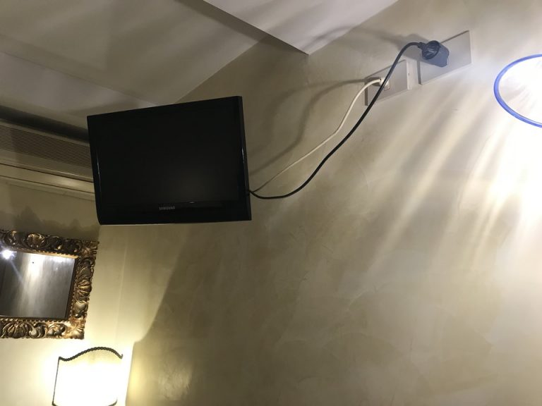 ベッドから見たテレビ