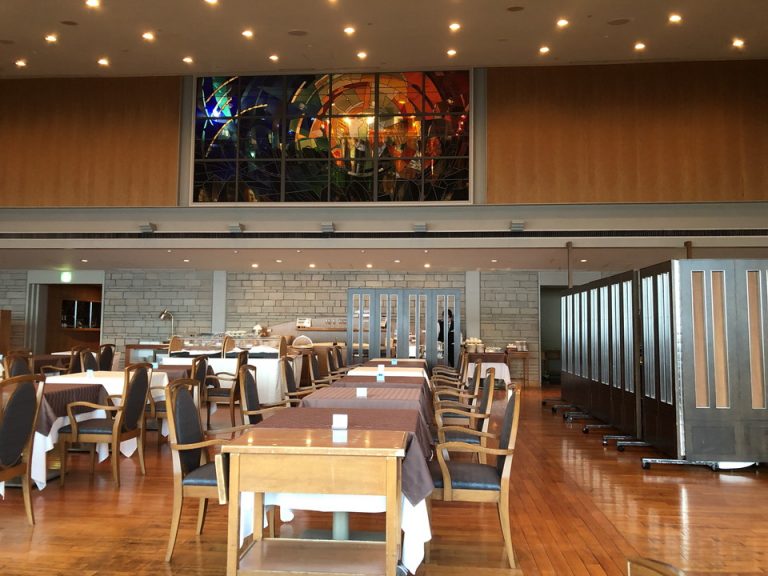 夕食「ル・トリアノン」・フランス料理なのに内装は気軽な雰囲気