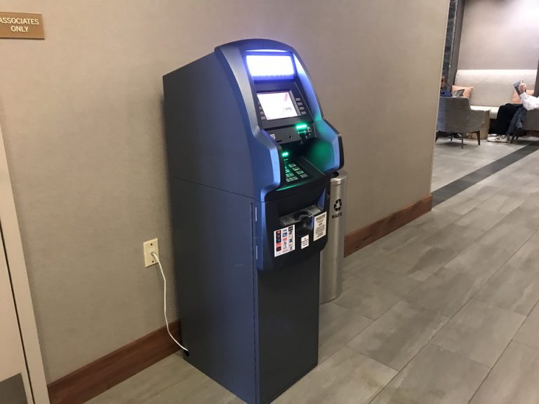 フロント横エレベーター前にはATMがありました