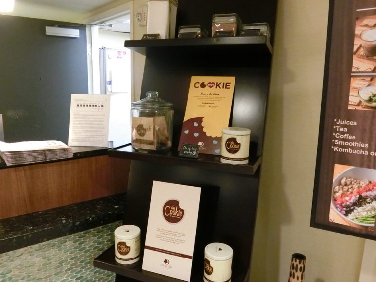 フロント右側 チェックイン時に貰えるチョコチップクッキーの販売