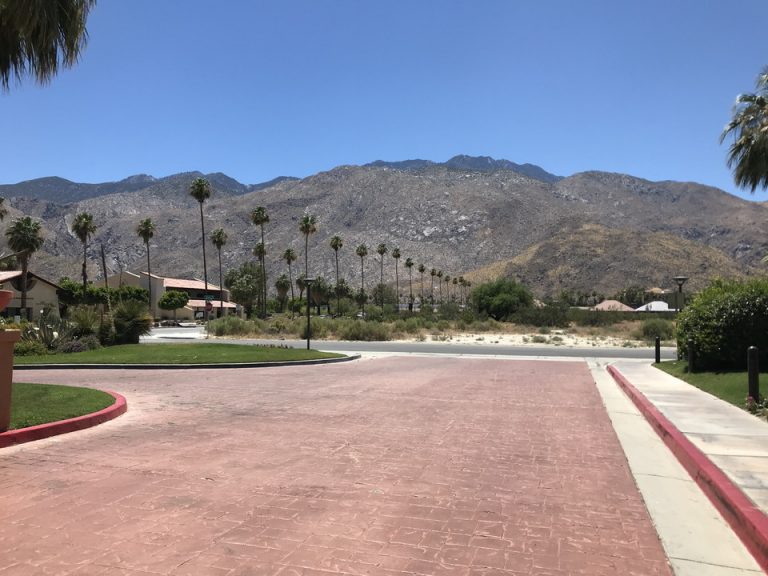 エントランスのすぐ向こうに山がはだかります