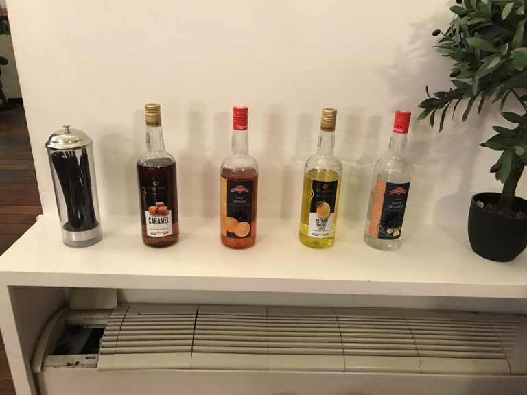 ホテル休憩室 飲み放題アルコール