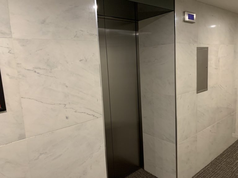 8階エレベーター