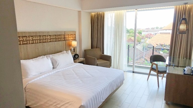 ORG_DSC05889入口からみたベッドとデスク。窓。