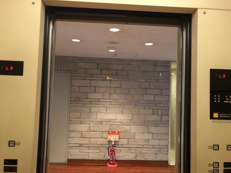 「バンケットホール七里ヶ浜」とホテル棟(客室棟)を結ぶ、斜めに動くエレベーター。所要時間1分30秒。ホテル棟3階のフロントまで直通