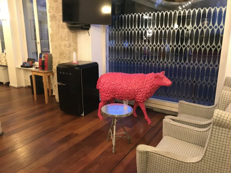 ホテル休憩室 一部