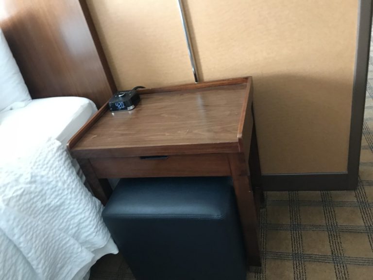 ベッドサイドテーブルには椅子もありました