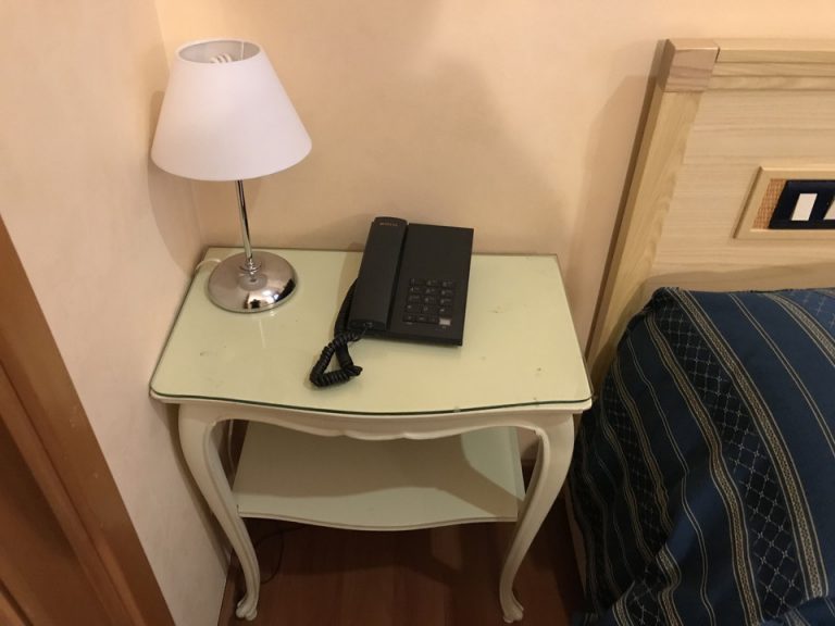 客室 ベッド横机