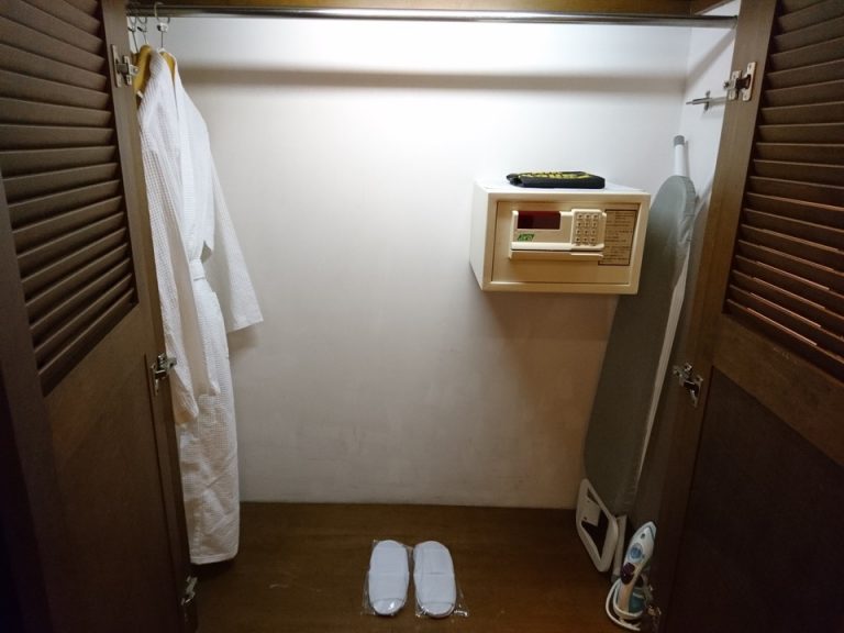 クローゼット外観(開けた状態)