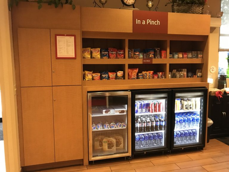 フロント前のスナックコーナー