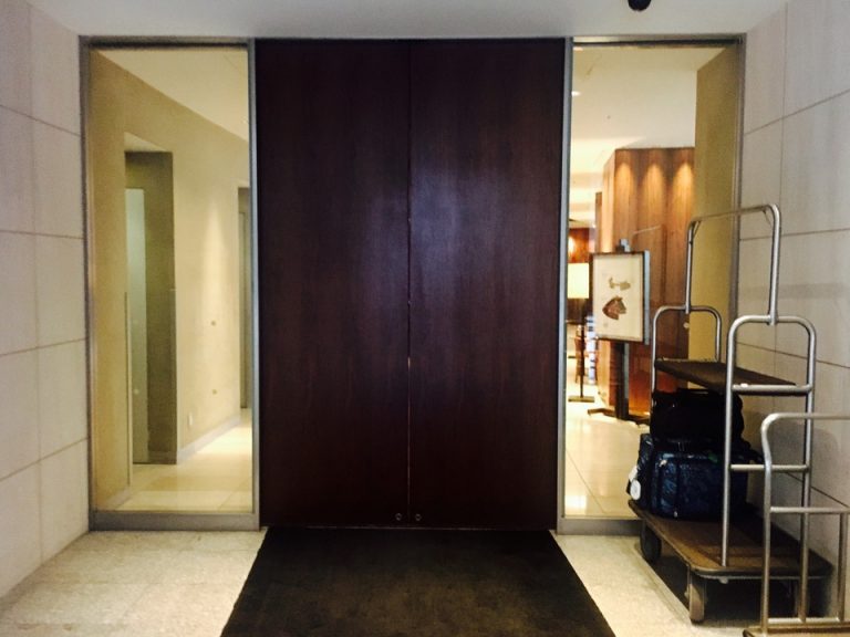 エントランス内観