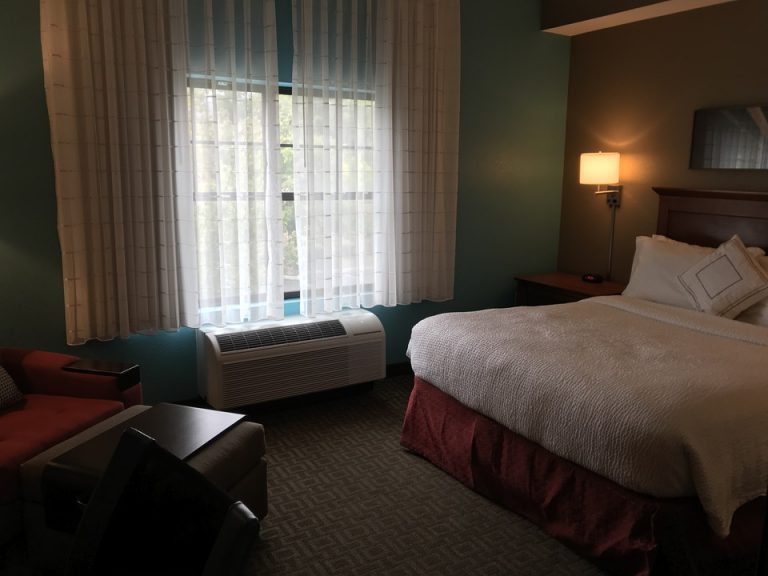 ベッド周りスペースは極めて狭かった