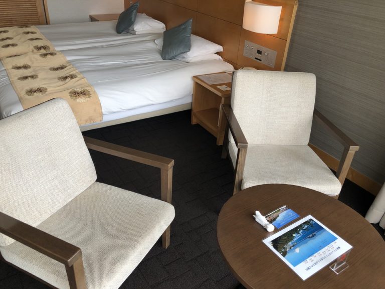 てるてる坊主が置かれたテーブル