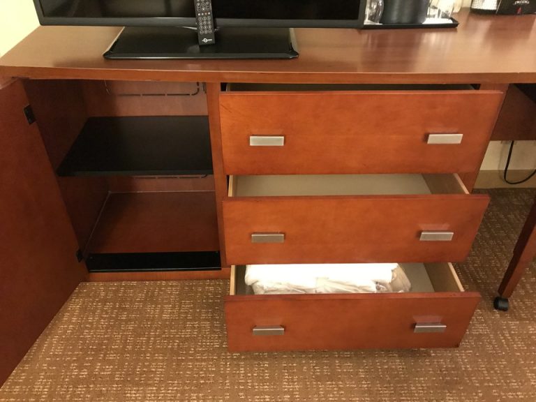 リビングルーム側引き出し内1番下は追加のシーツや毛布など