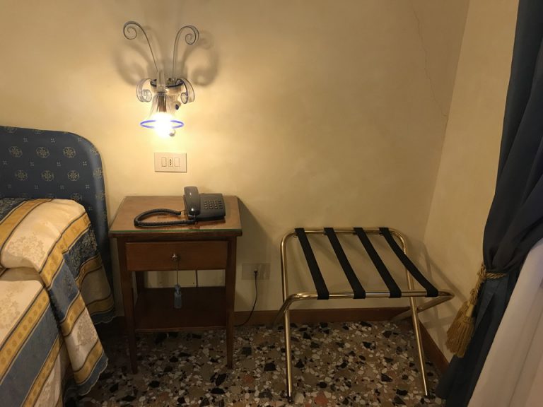 ベッド横の机と荷物置き