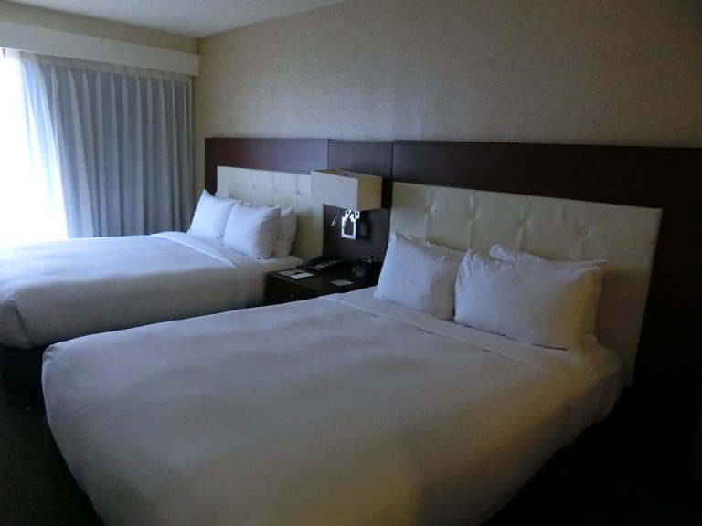 ドアから見たベッド