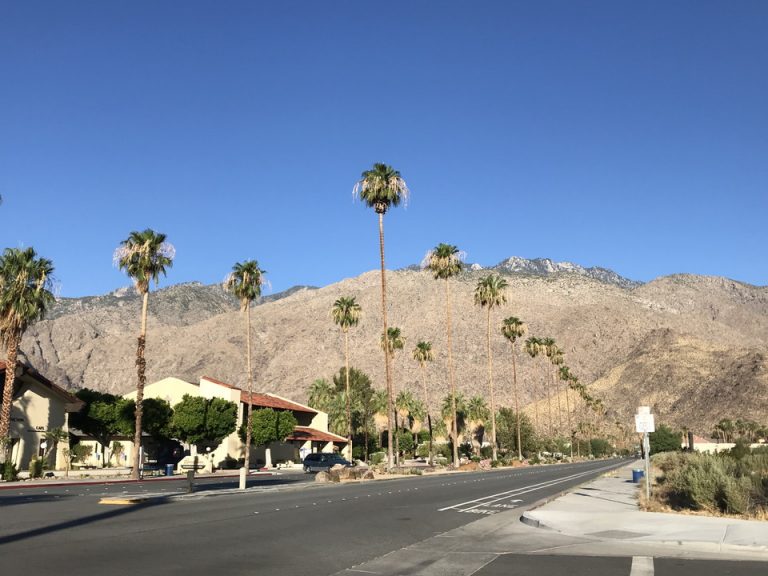 ホテル前からダウンタウンへはこの道を歩いて行きます