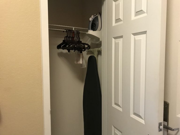 入り口すぐ開けて反対側にはクローゼット