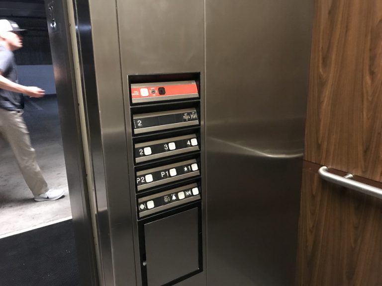 階数ボタン 駐車場は地下にありました