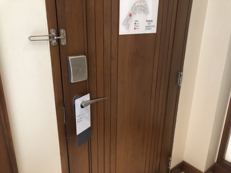 客室入り口内観ドア