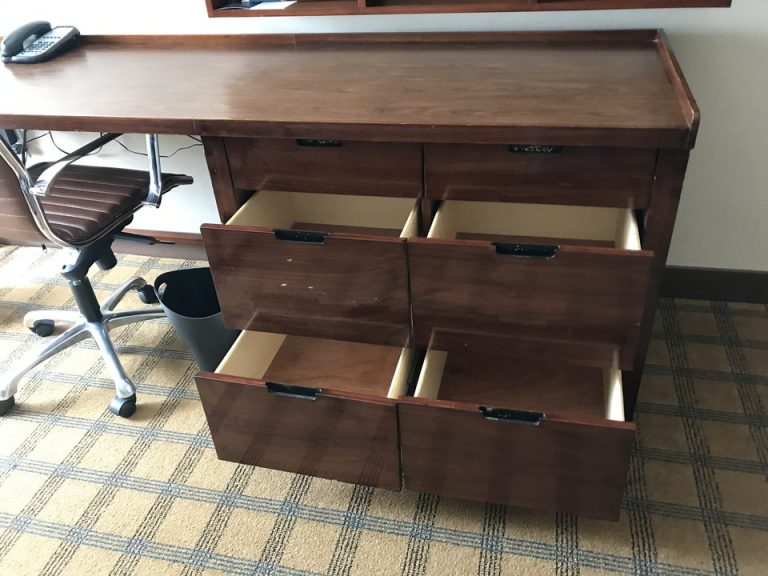 デスク下収納スペース