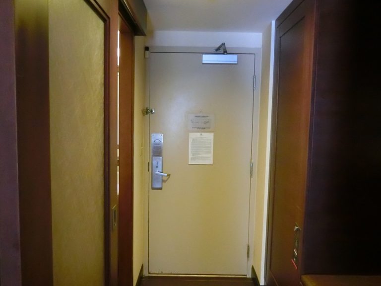 左にバスルーム、右にクローゼット